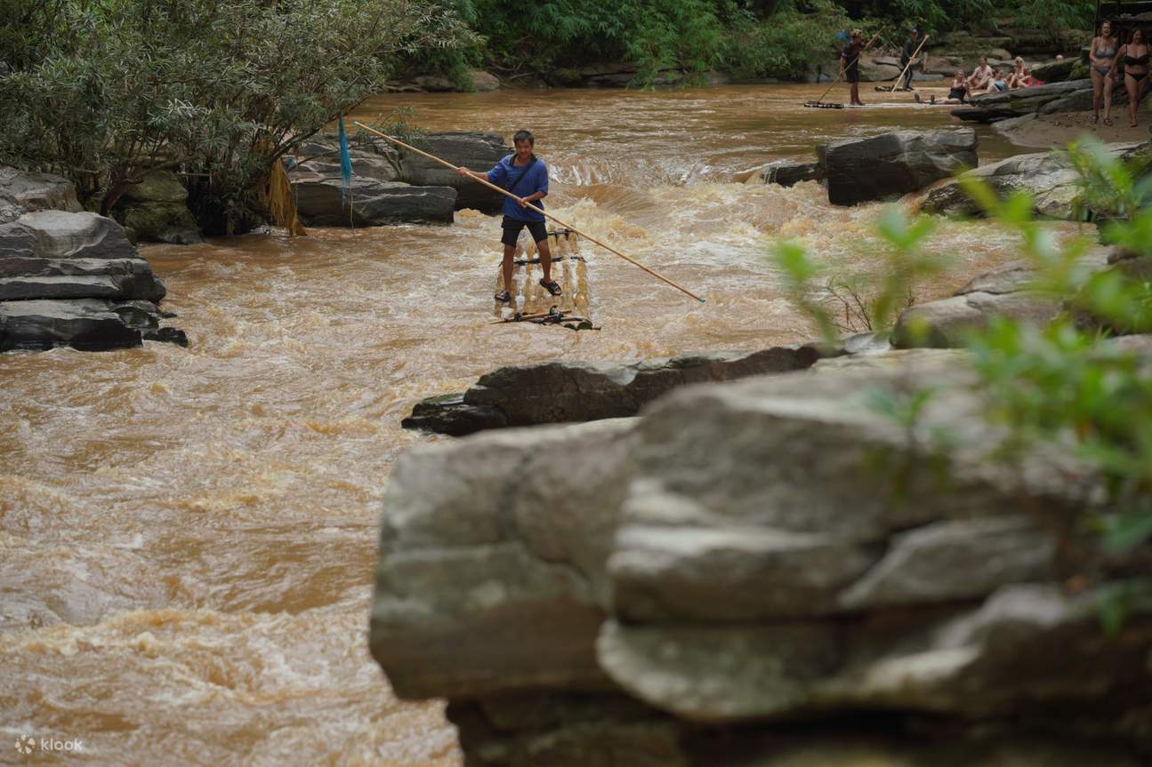 Chiang Mai : visite du village Karen, cascade et rafting, déjeuner inclus